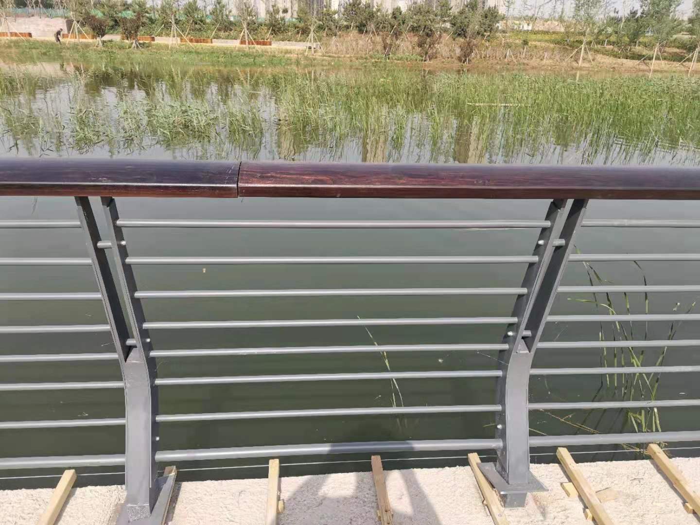 赤峰市桥梁防撞护栏铝合金护栏 - 方案